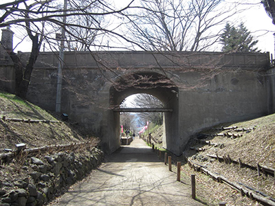 上田城址公園の二の丸橋の下には今も鉄道の名残が