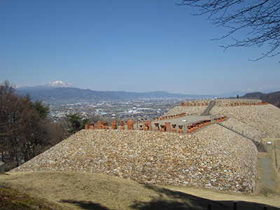 「森将軍塚古墳」と信州の山並み