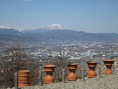 古墳の周りにあるオブジェと飯綱山