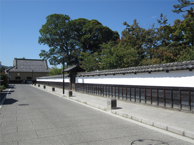 長塀のある道路