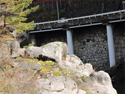 木曾の桟の石積の跡