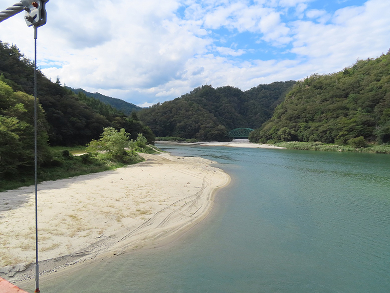 川の向こうには青い鉄橋