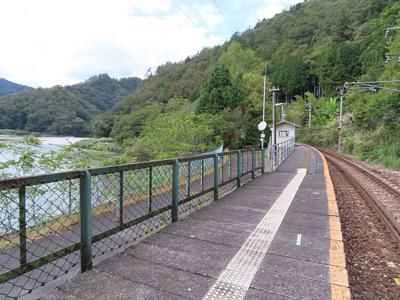 線路に沿った道