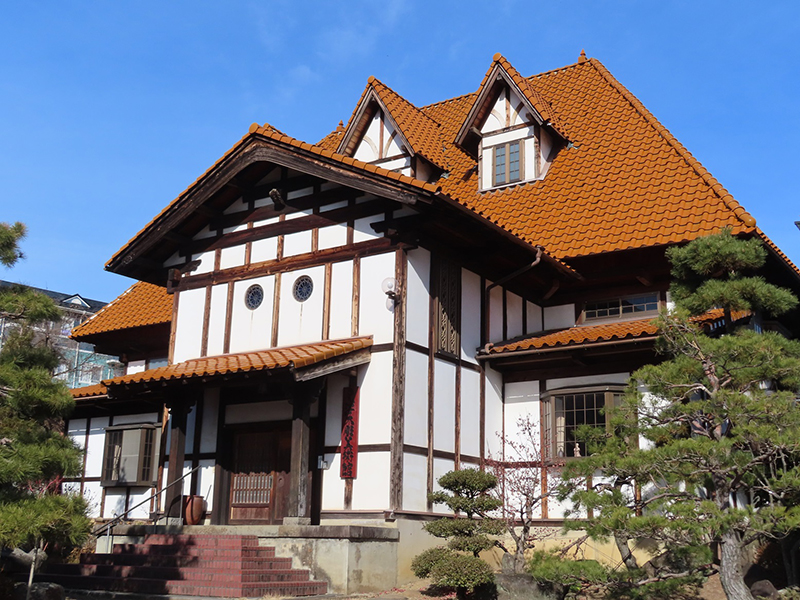 オレンジ色の屋根と洋風建築が特徴の「尾澤木彫美術館」