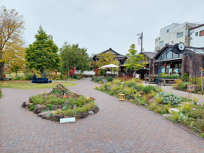 小諸駅前の庭園広場